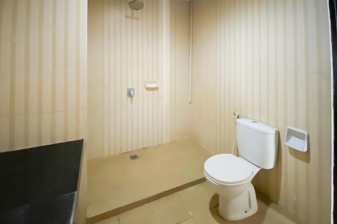 Urbanview Hotel Asyra Makassar Exterior photo