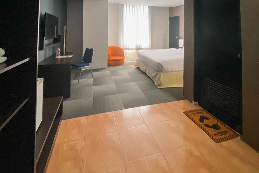 Urbanview Hotel Asyra Makassar Exterior photo