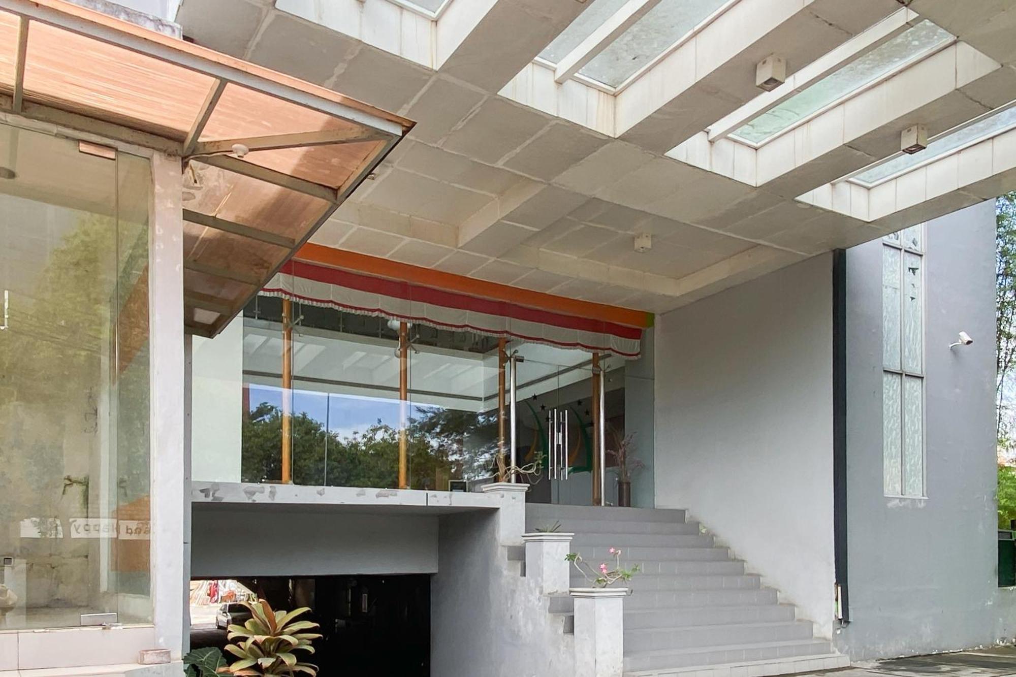 Urbanview Hotel Asyra Makassar Exterior photo